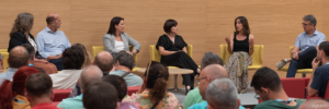 Panel de expertos discutiendo innovaciones en control biológico en evento Agrobío.