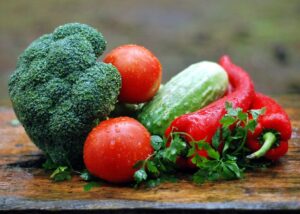 Variedad de hortalizas frescas como brócoli, tomates y pimientos