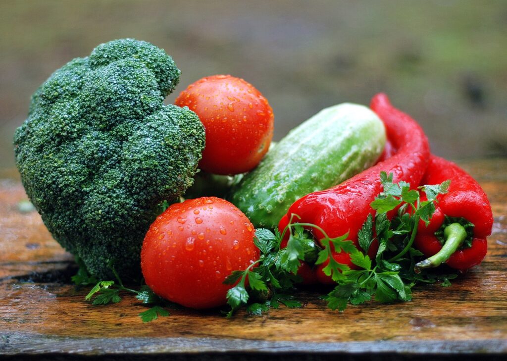 Variedad de hortalizas frescas como brócoli, tomates y pimientos