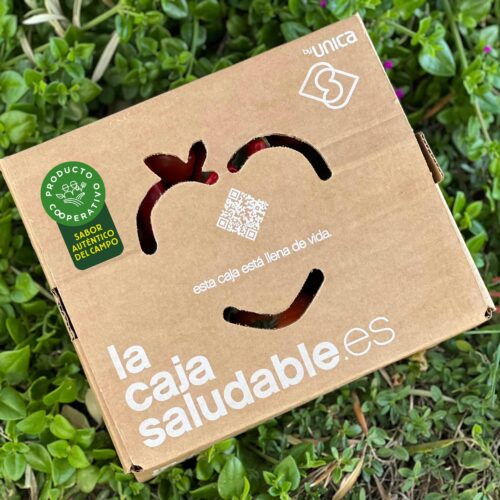 Caja de productos frescos con sello de Producto Cooperativo
