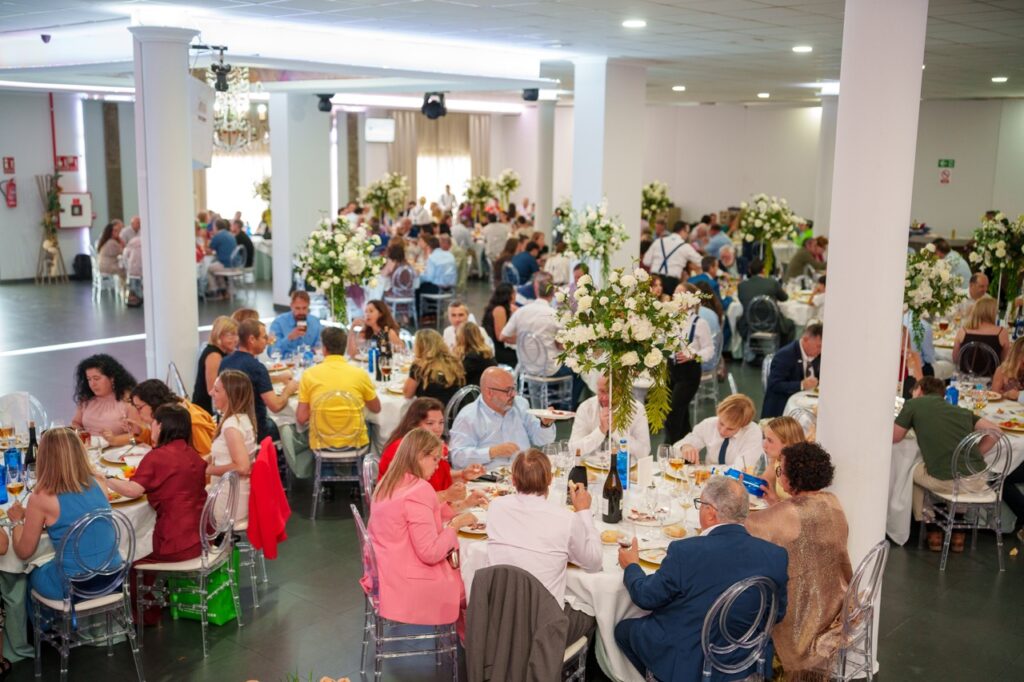 Celebración de San Isidro con ingenieros agrícolas en un salón decorado.