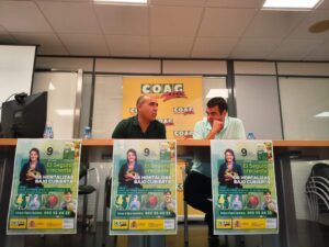 Dos hombres discutiendo sobre el seguro de hortalizas bajo cubierta en Almería.