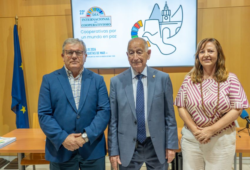 Tres personas posando en un evento sobre cooperativas en Almería