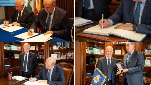 Firma de acuerdo entre el director de la Policía y el alcalde de Roquetas de Mar