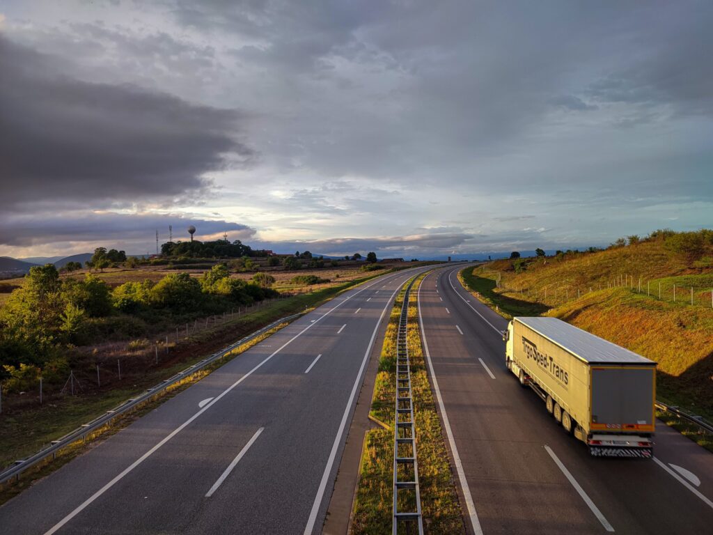 Camión en una carretera rural en Andalucía durante el atardecer