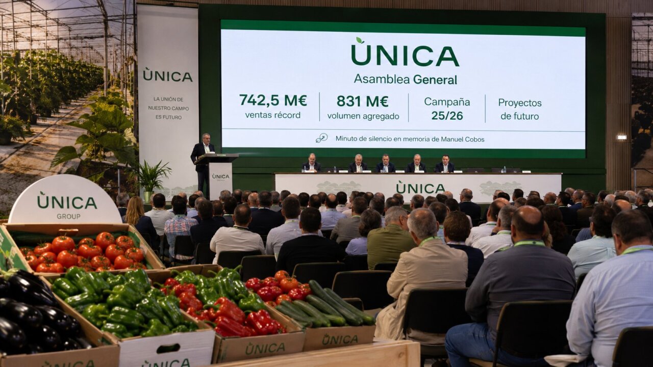 Asamblea General de UNICA con presentaciones y asistentes en un evento agrícola