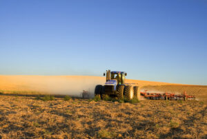 Tractor trabajando en un campo seco en Andalucía