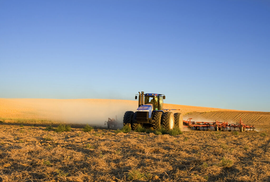 Tractor trabajando en un campo seco en Andalucía