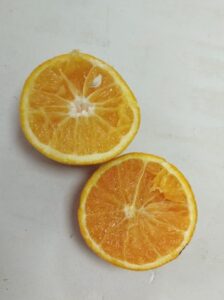 Naranja cortada mostrando su interior y textura.