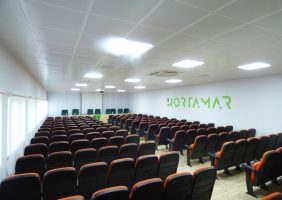 Sala de reuniones en Hortamar lista para la asamblea general extraordinaria