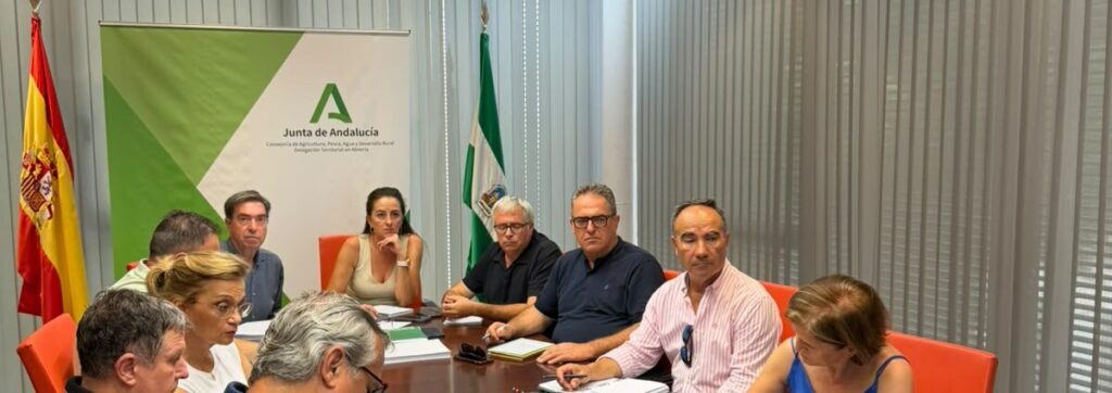Reunión de COAG Almería sobre sanidad vegetal y control de plagas.