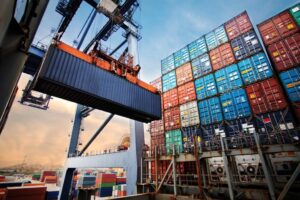 Contenedor siendo cargado en un puerto de Andalucía