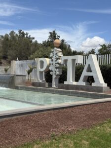 Letrero del Parque Científico-Tecnológico de Almería con agua y vegetación