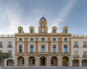 Edificio del Ayuntamiento de Almería con reloj y arquitectura clásica