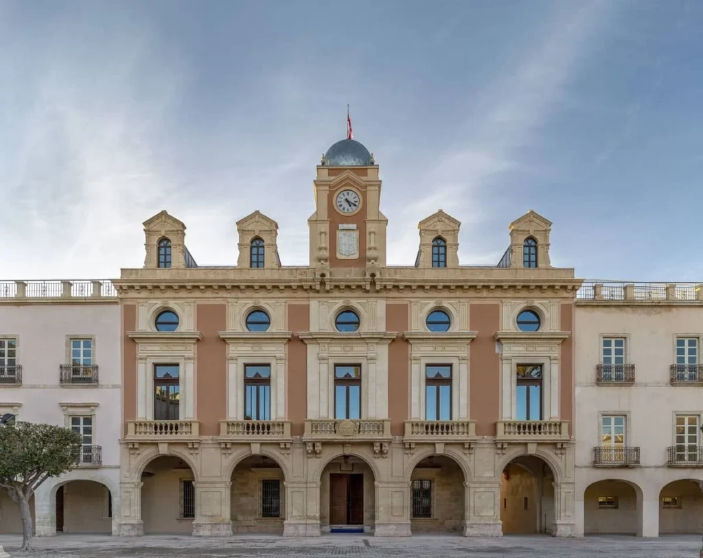 Edificio del Ayuntamiento de Almería con reloj y arquitectura clásica