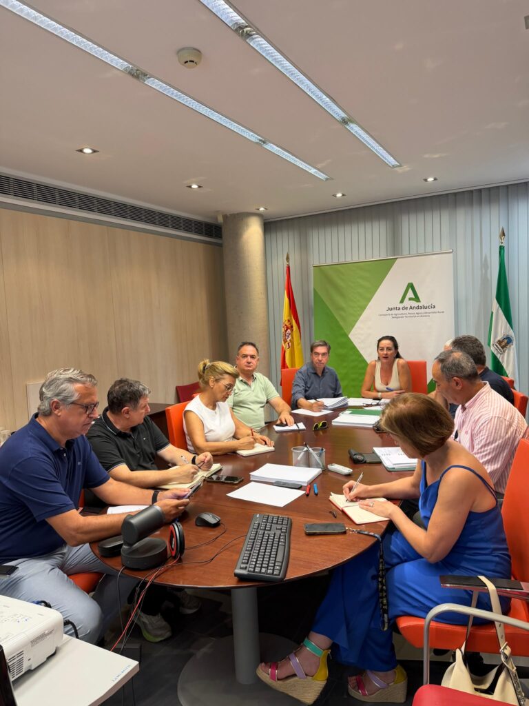 Reunión de la Junta de Andalucía con agricultores sobre plaga de pimientos
