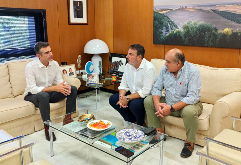 Ramón Fernández-Pacheco se reúne con líderes del sector pesquero en Andalucía.