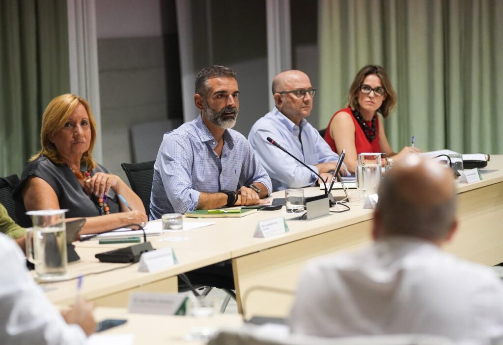 Reunión de la Junta de Andalucía con sindicatos y empresarios del sector agroalimentario.